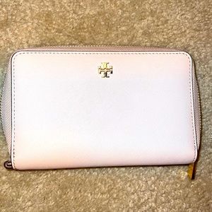 Tory Burch Parker Light Pink Smartphone Wallet- Saffiano leather material